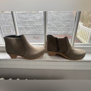 Dansko women’s Taupe Suede Ankle Booties - Classic Low Heel 39